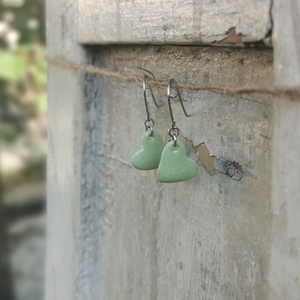 Kerámia fülbevaló, szivecske forma, halvány pisztácia zöld - ékszer - fülbevaló - lógó fülbevaló - Meska.hu
