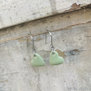 Kerámia fülbevaló, szivecske forma, halvány pisztácia zöld, Ékszer, Fülbevaló, Lógó fülbevaló, Agyagozás, Ékszerkészítés, MESKA