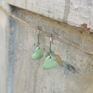 Kerámia fülbevaló, szivecske forma, halvány pisztácia zöld - ékszer - fülbevaló - lógó fülbevaló - Meska.hu