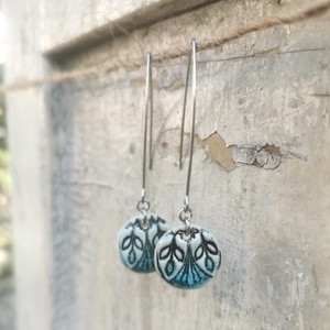 Ragyogó türkiz kerámia fülbevaló leveles mintával, Ékszer, Fülbevaló, Lógó fülbevaló, Agyagozás, Ékszerkészítés, MESKA