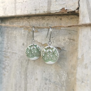 Leveles, mintás kerámia fülbevaló világoszöld színben - ékszer - fülbevaló - lógó fülbevaló - Meska.hu