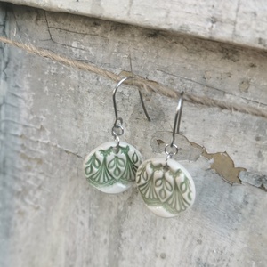 Leveles, mintás kerámia fülbevaló világoszöld színben - Meska.hu