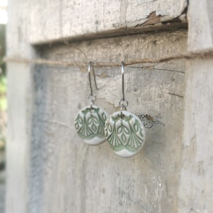 Leveles, mintás kerámia fülbevaló világoszöld színben - ékszer - fülbevaló - lógó fülbevaló - Meska.hu