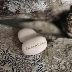 SZABADSÁG - Kerámia Varázskavics üzenettel, motivációs felirattal - esküvő - emlék & ajándék - köszönőajándék - Meska.hu