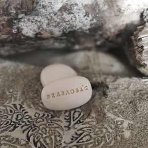 SZABADSÁG - Kerámia Varázskavics üzenettel, motivációs felirattal - esküvő - emlék & ajándék - köszönőajándék - Meska.hu