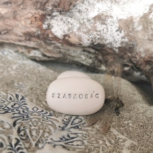 SZABADSÁG - Kerámia Varázskavics üzenettel, motivációs felirattal - esküvő - emlék & ajándék - köszönőajándék - Meska.hu