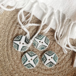 KERÁMIA GOMBOK - Türkiz-fehér mintás / 4 db-os csomag, Kellékek & szerszámok, Rövidáru, Gomb, Kerámia gomb, Agyagozás, MESKA