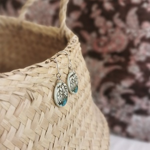Ragyogó türkiz-krémfehér handmade kerámia fülbevaló, leveles mintával - ékszer - fülbevaló - lógó fülbevaló - Meska.hu
