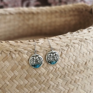 Ragyogó türkiz-krémfehér handmade kerámia fülbevaló, leveles mintával - ékszer - fülbevaló - lógó fülbevaló - Meska.hu