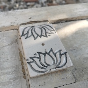 Lótuszvirág mintás szappantartó - krémfehér antik hatású, Otthon & Életmód, Fürdőszoba, Szappantartó, Agyagozás, MESKA