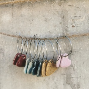 Kerámia fülbevaló, szivecske forma, bordó színben - ékszer - fülbevaló - lógó fülbevaló - Meska.hu