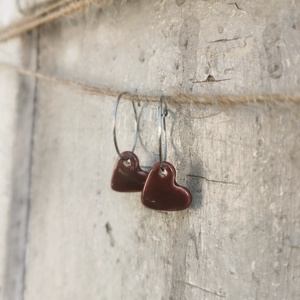 Kerámia fülbevaló, szivecske forma, bordó színben - ékszer - fülbevaló - lógó fülbevaló - Meska.hu