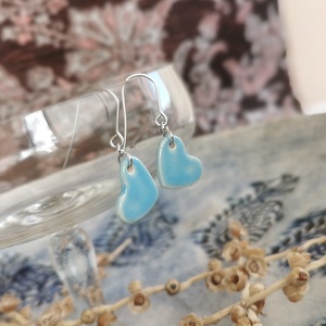 Kerámia fülbevaló, szivecske forma, világoskék színbebn, Ékszer, Fülbevaló, Lógó fülbevaló, Agyagozás, Ékszerkészítés, MESKA