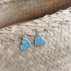 Kerámia fülbevaló, szivecske forma, világoskék színbebn - ékszer - fülbevaló - lógó fülbevaló - Meska.hu