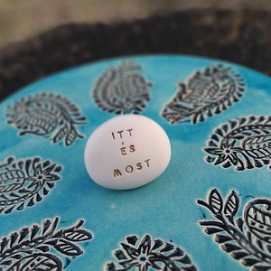 ITT ÉS MOST - Kerámia Varázskavics üzenettel, motivációs felirattal - esküvő - emlék & ajándék - köszönőajándék - Meska.hu