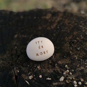 ITT ÉS MOST - Kerámia Varázskavics üzenettel, motivációs felirattal - esküvő - emlék & ajándék - köszönőajándék - Meska.hu