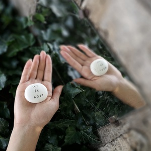 ITT ÉS MOST - Kerámia Varázskavics üzenettel, motivációs felirattal, Esküvő, Emlék & Ajándék, Köszönőajándék, , MESKA