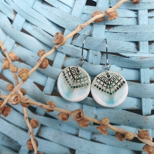 Rusztikus handmade kerámia fülbevaló türkiz-fehér színekben - ékszer - fülbevaló - lógó fülbevaló - Meska.hu