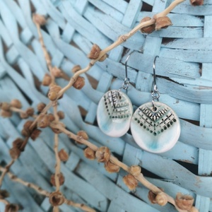 Rusztikus handmade kerámia fülbevaló türkiz-fehér színekben - ékszer - fülbevaló - lógó fülbevaló - Meska.hu