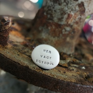 NEM VAGY EGYEDÜL - Kerámia Varázskavics üzenettel, motivációs felirattal - esküvő - emlék & ajándék - köszönőajándék - Meska.hu