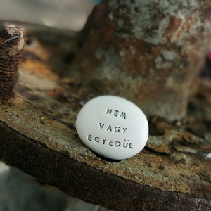 NEM VAGY EGYEDÜL - Kerámia Varázskavics üzenettel, motivációs felirattal, Esküvő, Emlék & Ajándék, Köszönőajándék, , MESKA