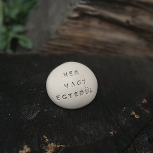 NEM VAGY EGYEDÜL - Kerámia Varázskavics üzenettel, motivációs felirattal - esküvő - emlék & ajándék - köszönőajándék - Meska.hu