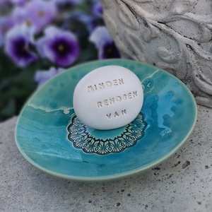 MINDEN RENDBEN VAN - Kerámia Varázskavics üzenettel, motivációs felirattal - esküvő - emlék & ajándék - köszönőajándék - Meska.hu