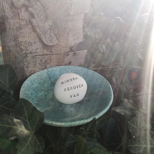 MINDEN RENDBEN VAN - Kerámia Varázskavics üzenettel, motivációs felirattal - esküvő - emlék & ajándék - köszönőajándék - Meska.hu