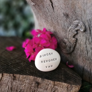 MINDEN RENDBEN VAN - Kerámia Varázskavics üzenettel, motivációs felirattal, Esküvő, Emlék & Ajándék, Köszönőajándék, , MESKA