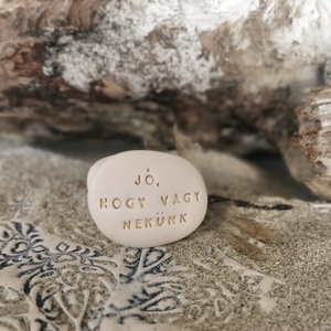 JÓ, HOGY VAGY NEKÜNK - Kerámia Varázskavics üzenettel, motivációs felirattal, Esküvő, Emlék & Ajándék, Köszönőajándék, , MESKA