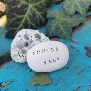 FONTOS VAGY - Kerámia Varázskavics üzenettel, motivációs felirattal - esküvő - emlék & ajándék - köszönőajándék - Meska.hu