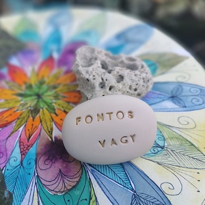 FONTOS VAGY - Kerámia Varázskavics üzenettel, motivációs felirattal, Esküvő, Emlék & Ajándék, Köszönőajándék, , MESKA