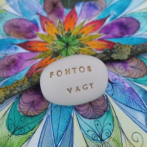 FONTOS VAGY - Kerámia Varázskavics üzenettel, motivációs felirattal - esküvő - emlék & ajándék - köszönőajándék - Meska.hu