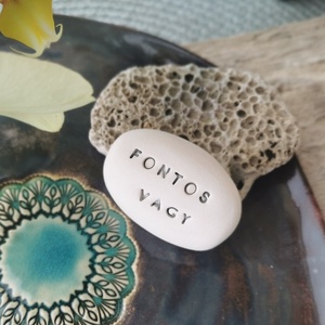 FONTOS VAGY - Kerámia Varázskavics üzenettel, motivációs felirattal - esküvő - emlék & ajándék - köszönőajándék - Meska.hu