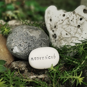 MEDITÁCÓ - Kerámia Varázskavics üzenettel, motivációs felirattal - esküvő - emlék & ajándék - köszönőajándék - Meska.hu