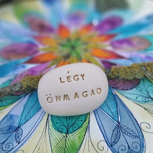 LÉGY ÖNMAGAD - Kerámia Varázskavics üzenettel, motivációs felirattal - esküvő - emlék & ajándék - köszönőajándék - Meska.hu