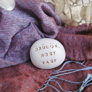 ÖRÜLÖK, HOGY VAGY - Kerámia Varázskavics üzenettel, motivációs felirattal, Esküvő, Emlék & Ajándék, Köszönőajándék, , MESKA