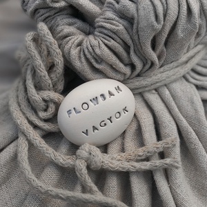 FLOWBAN VAGYOK - Kerámia Varázskavics üzenettel, motivációs felirattal - esküvő - emlék & ajándék - köszönőajándék - Meska.hu