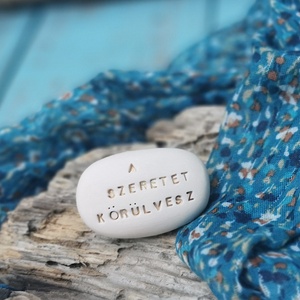 A SZERETET KÖRÜLVESZ - Kerámia Varázskavics üzenettel, motivációs felirattal - esküvő - emlék & ajándék - köszönőajándék - Meska.hu