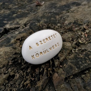 A SZERETET KÖRÜLVESZ - Kerámia Varázskavics üzenettel, motivációs felirattal - esküvő - emlék & ajándék - köszönőajándék - Meska.hu