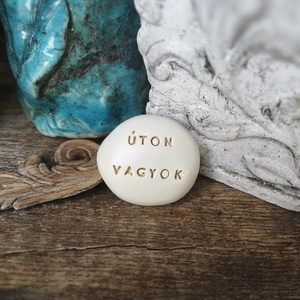 ÚTON VAGYOK - Kerámia Varázskavics üzenettel, motivációs felirattal - Meska.hu
