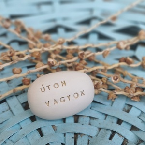 ÚTON VAGYOK - Kerámia Varázskavics üzenettel, motivációs felirattal - esküvő - emlék & ajándék - köszönőajándék - Meska.hu