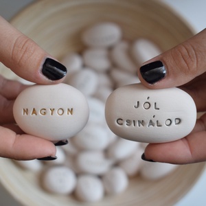 JÓL CSINÁLOD - Kerámia Varázskavics üzenettel, motivációs felirattal, Esküvő, Emlék & Ajándék, Köszönőajándék, , MESKA