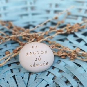 EZ NAGYON JÓ KÉRDÉS - Kerámia Varázskavics üzenettel, motivációs felirattal - esküvő - emlék & ajándék - köszönőajándék - Meska.hu