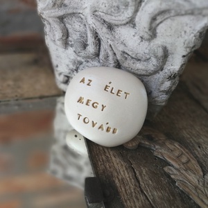 AZ ÉLET MEGY TOVÁBB - Kerámia Varázskavics üzenettel, motivációs felirattal - esküvő - emlék & ajándék - köszönőajándék - Meska.hu