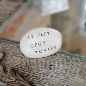 AZ ÉLET MEGY TOVÁBB - Kerámia Varázskavics üzenettel, motivációs felirattal, Esküvő, Emlék & Ajándék, Köszönőajándék, , MESKA