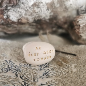 AZ ÉLET MEGY TOVÁBB - Kerámia Varázskavics üzenettel, motivációs felirattal - esküvő - emlék & ajándék - köszönőajándék - Meska.hu