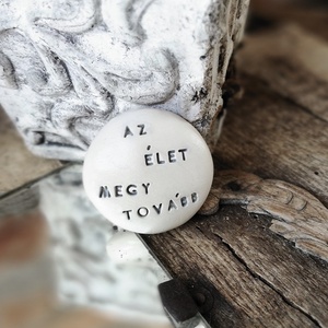 AZ ÉLET MEGY TOVÁBB - Kerámia Varázskavics üzenettel, motivációs felirattal - esküvő - emlék & ajándék - köszönőajándék - Meska.hu