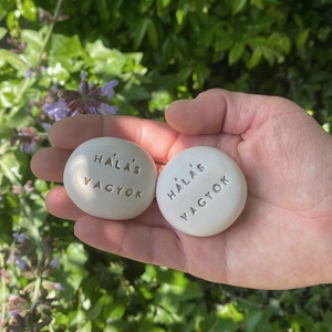 HÁLÁS VAGYOK - Kerámia Varázskavics üzenettel, motivációs felirattal - esküvő - emlék & ajándék - köszönőajándék - Meska.hu