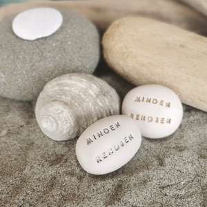 MINDEN RENDBEN - Kerámia Varázskavics üzenettel, motivációs felirattal, Esküvő, Emlék & Ajándék, Köszönőajándék, , MESKA